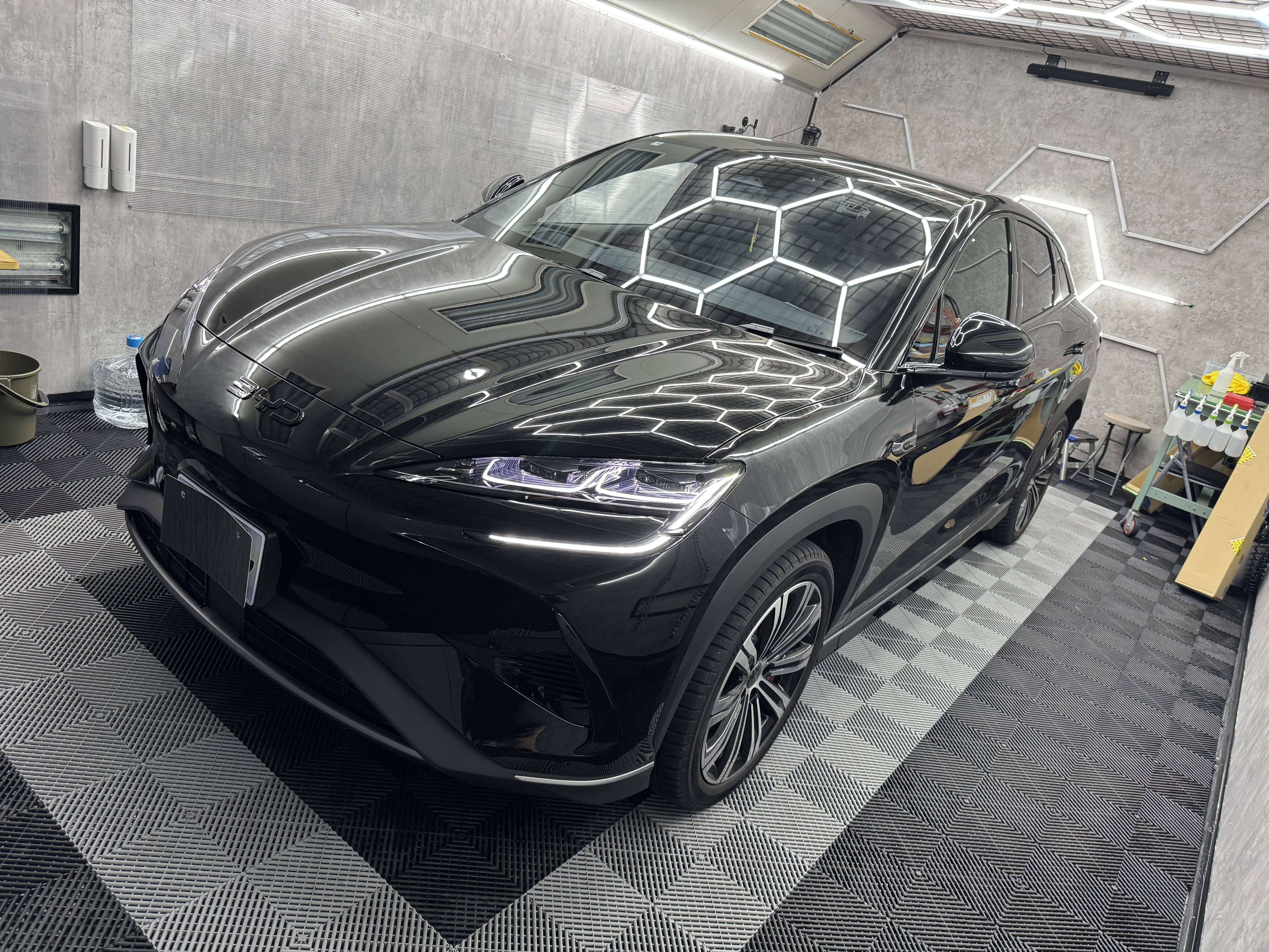 最新の車種に対応したカーフィルム施工で、あなたの愛車を守る！