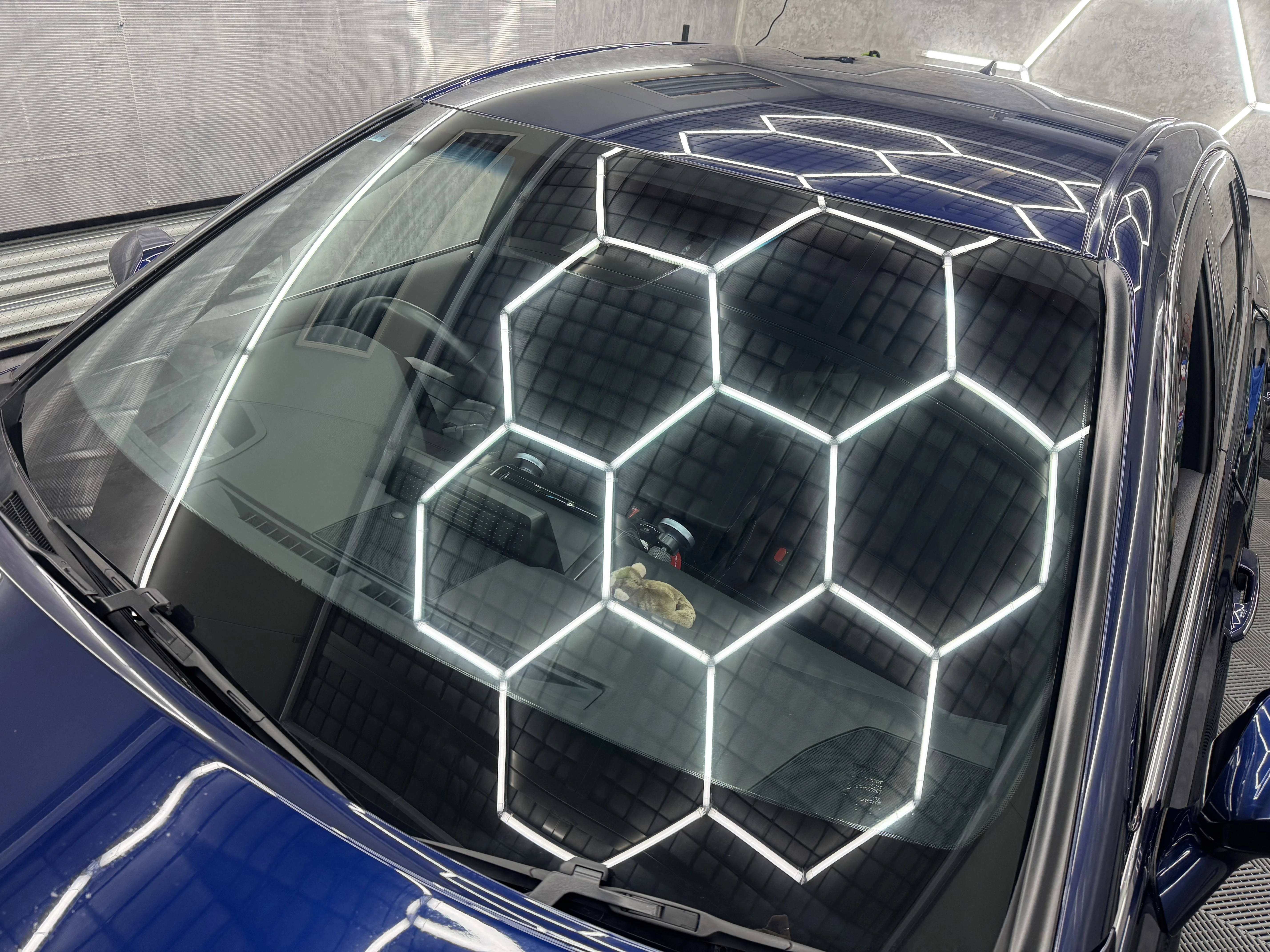 フロントガラスも快適！透明度の高いフィルムで安心運転！